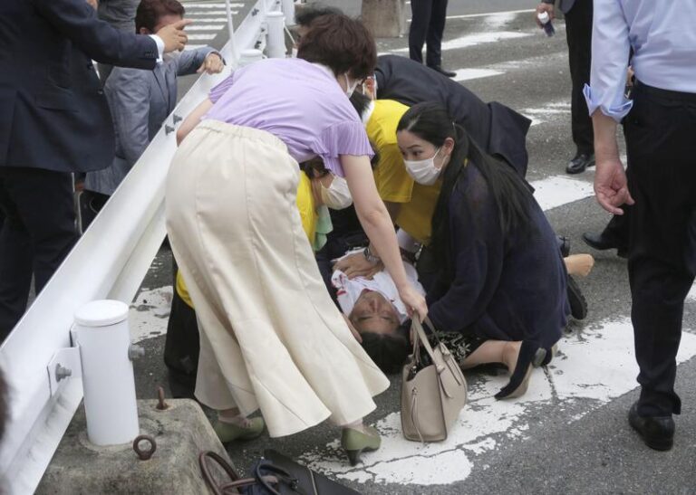 En pleno discurso de campaña asesinaron al ex premier japonés Shinzo Abe