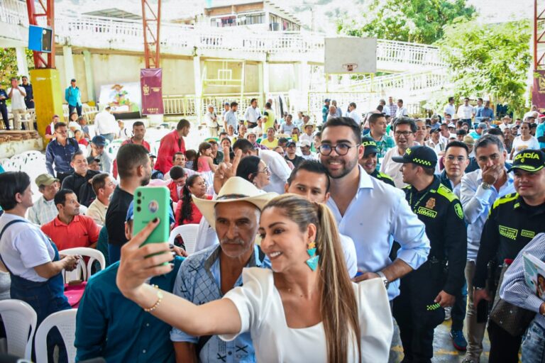 Con anuncios en obras de infraestructura y sociales, la gobernadora Adriana Magali Matiz llegó a Rioblanco.