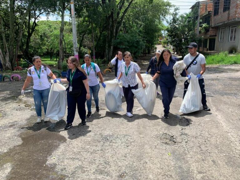 Más de 2 toneladas de botellas, vasos y llantas inservibles para prevenir el dengue, recolectó la Alcaldía en la Comuna 7 de Ibagué