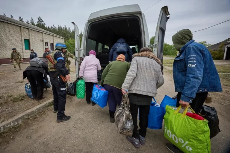 Más de 14.000 personas desplazadas por la nueva ofensiva rusa en Járkov, según la OMS