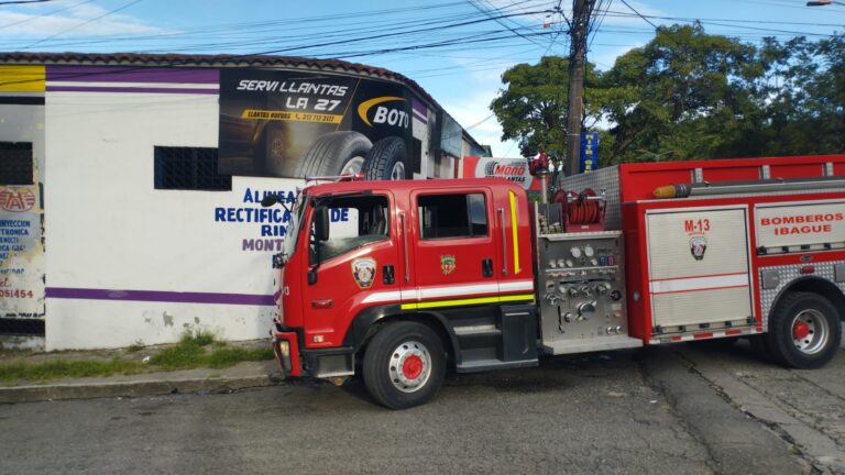 Reacción oportuna de bomberos evitó incendio en local de llantas en Ibagué