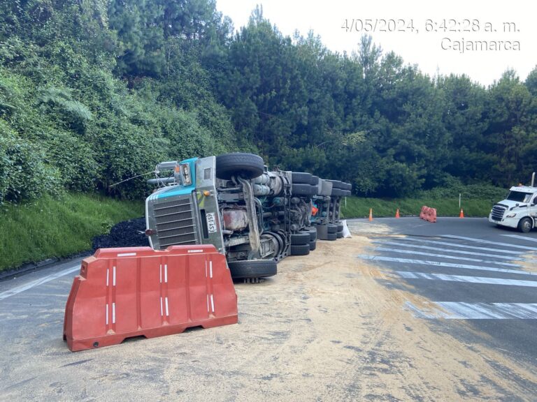 Derrumbe en la vía Cajamarca – Ibagué mantiene paso restringido a un carril