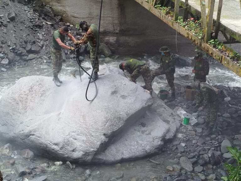 Ejército destruyó rocas gigantes que afectaban el flujo normal del cauce del Río Combeima de Ibagué