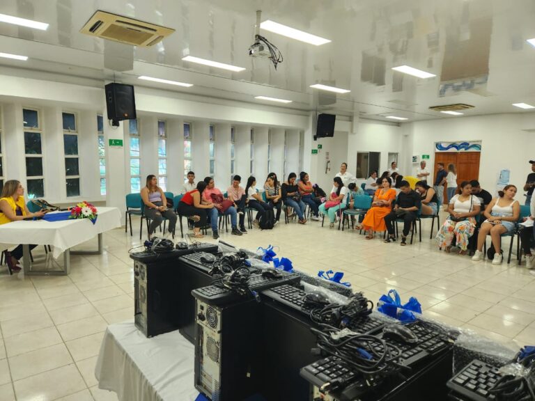 Prosperidad Social entregó computadores a participantes de Renta Joven en Melgar, Tolima