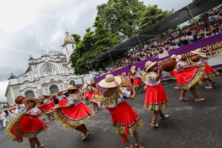 Avanza por las calles de Ibagué el tradicional Desfile Sanjuanero