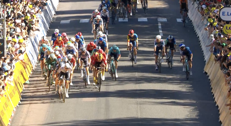 El campeón de Holanda, Dylan Groenewegen ganó la sexta etapa del Tour de Francia.