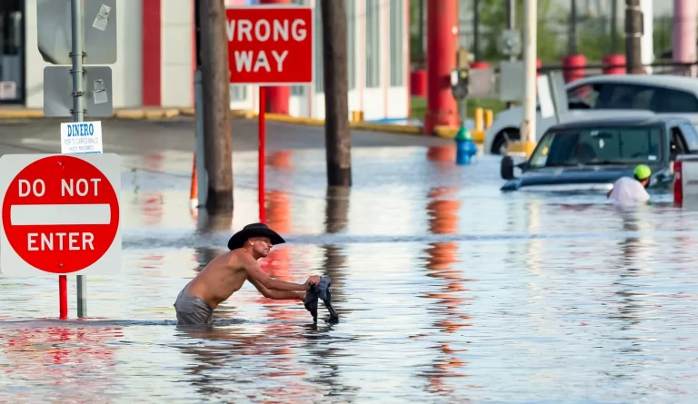 El paso de la tormenta tropical Beryl deja 4 muertos en Texas y causa un apagón masivo