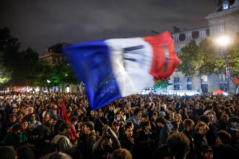 ELECCIONES EN FRANCIA | La izquierda y Macron dan la sorpresa y relegan a la ultraderecha al tercer lugar