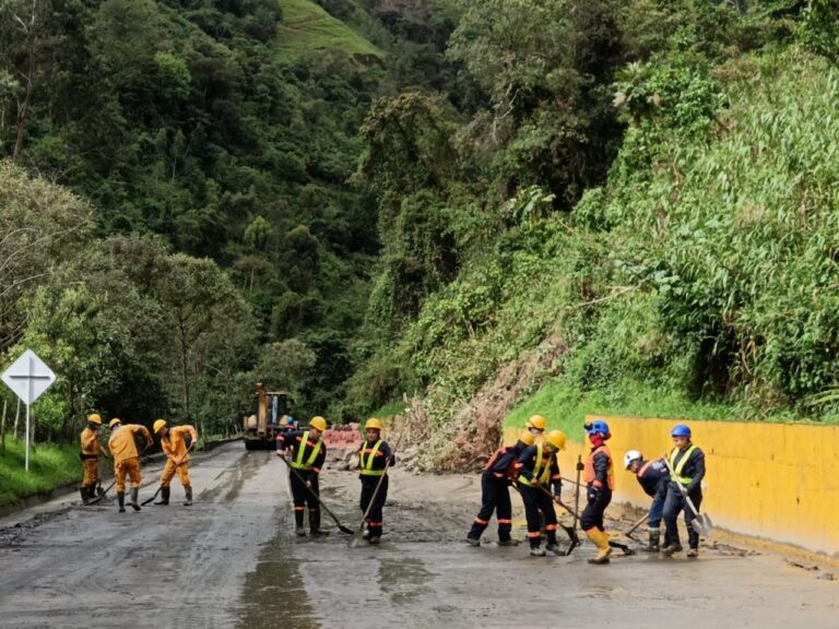 Nuevos deslizamientos se han presentado en la vía Cajamarca – La Línea – Calarcá