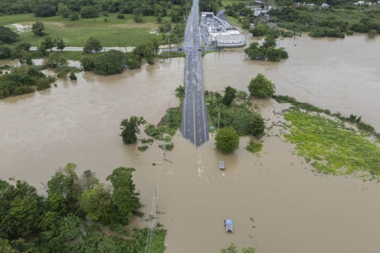 El huracán Ernesto golpea las Bermudas como una tormenta debilitada pero aún peligrosa