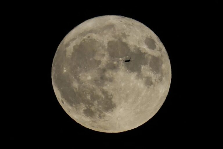 Se confirma una cueva en la luna y los científicos sospechan que cientos más podrían albergar a futuros exploradores