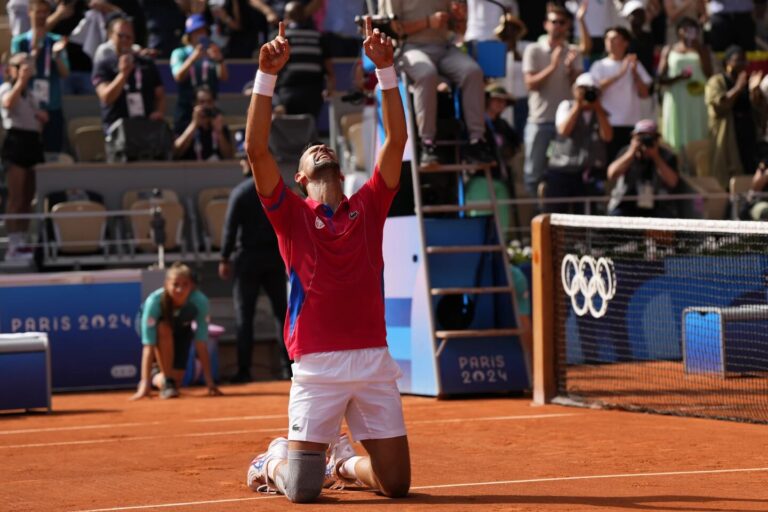 Novak Djokovic gana su primera medalla de oro olímpica al vencer a Carlos Alcaraz en la final de tenis masculino