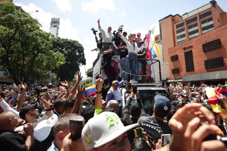 Miles de personas protestan en Venezuela por el resultado oficial de las elecciones