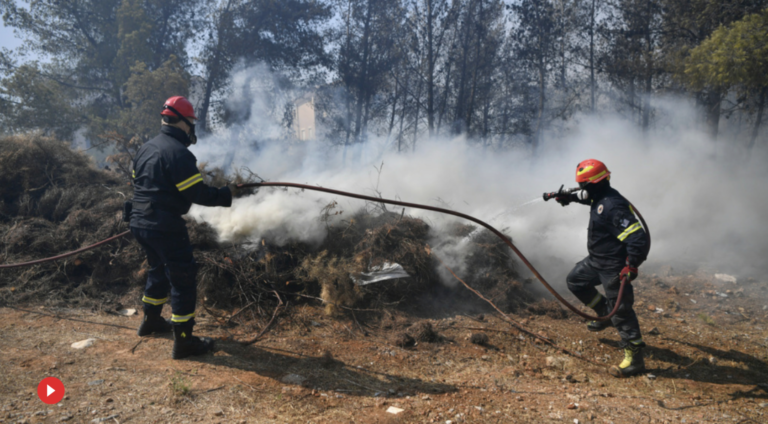 Cientos de bomberos se enfrentan a un gran incendio forestal que está fuera de control en las afueras de Atenas