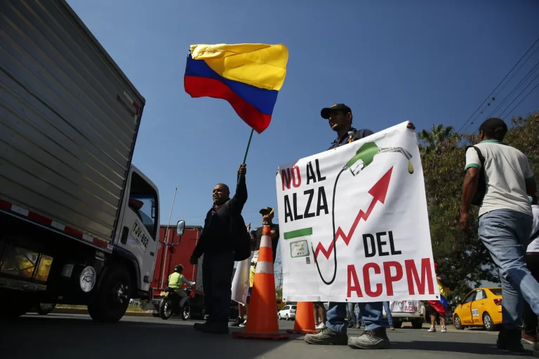 Centenares de camioneros protestan en Colombia contra el anuncio del alza del precio del diésel