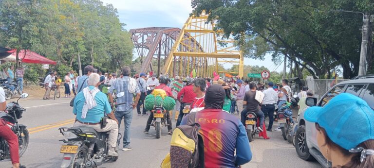 Bloqueo de la vía principal en Saldaña por protesta de la ciudadanía