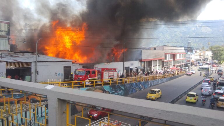 Incendio de gran magnitud consume varios locales comerciales en el centro de Ibagué