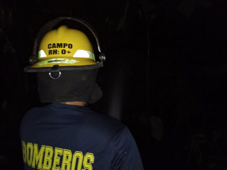 Bomberos de Ibagué controlaron quema irresponsable de basura que se convirtió en incendio en la calle 80