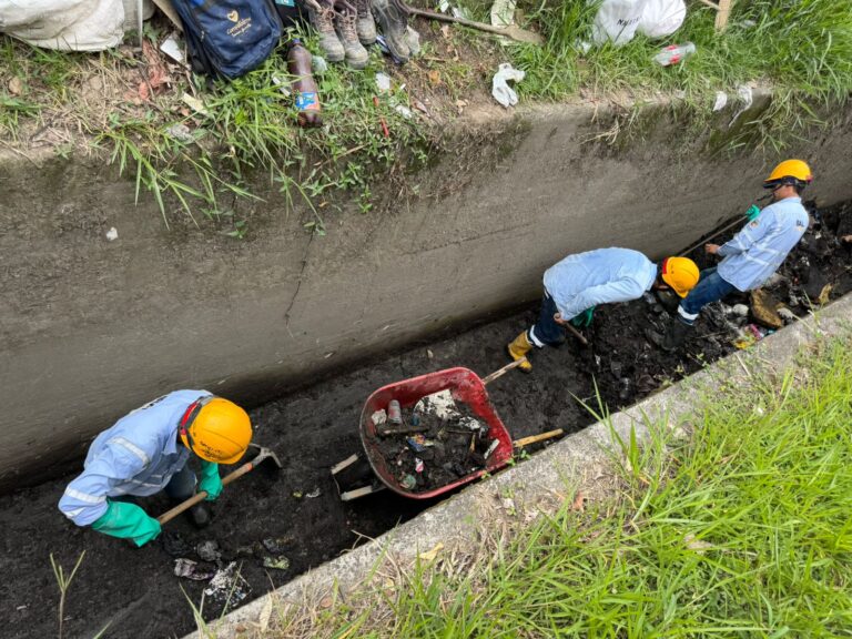 Cuatro toneladas de basura sacaron del canal de la Avenida Guabinal en Ibagué en operativo de limpieza