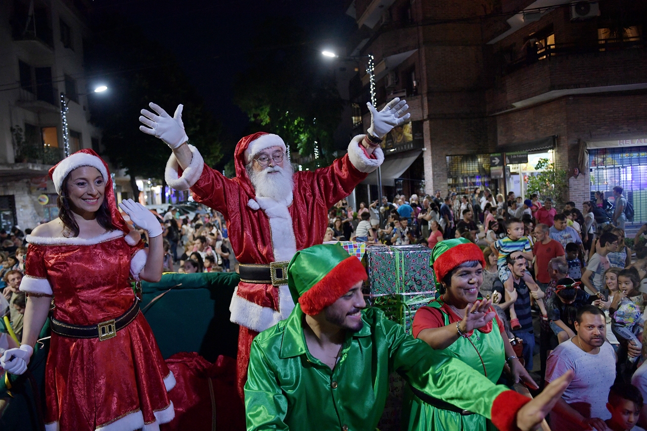 1-Cientos-de-familias-participaron-del-ultimo-Desfile-de-Navidad-en-Victoria