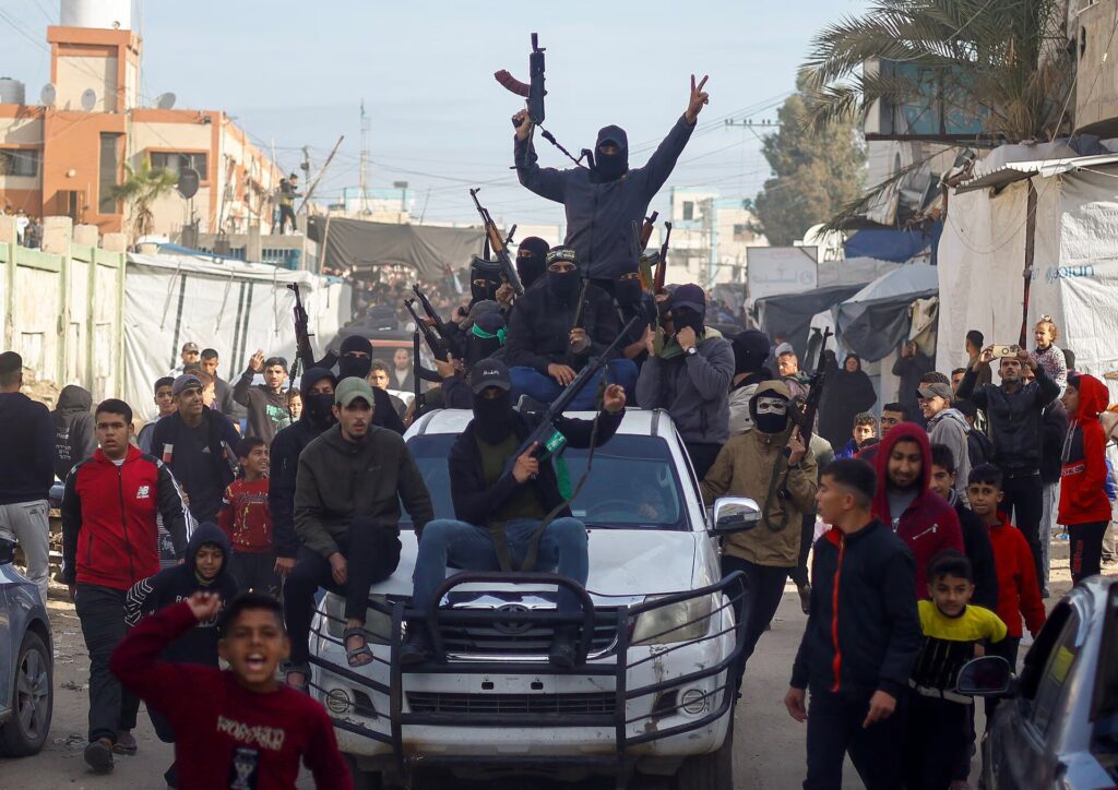 La Cruz Roja recupera los primeros rehenes de Hamas. El alto el fuego trae esperanza en Gaza