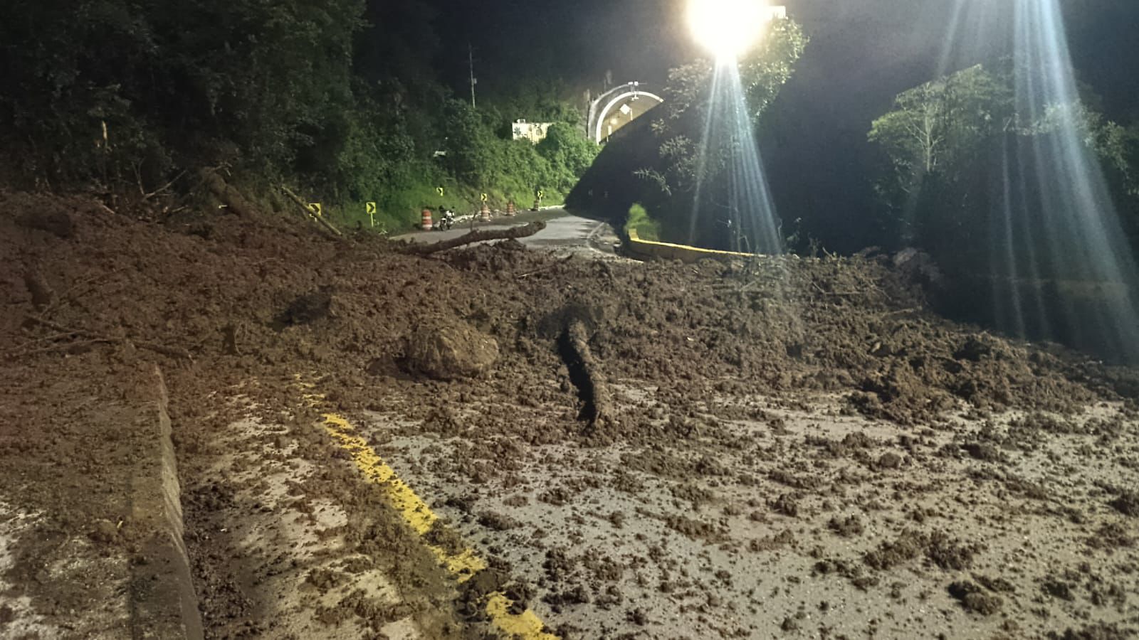 Totalmente cerrada la vía Cajamarca- Calarcá – Cajamarca por deslizamientos