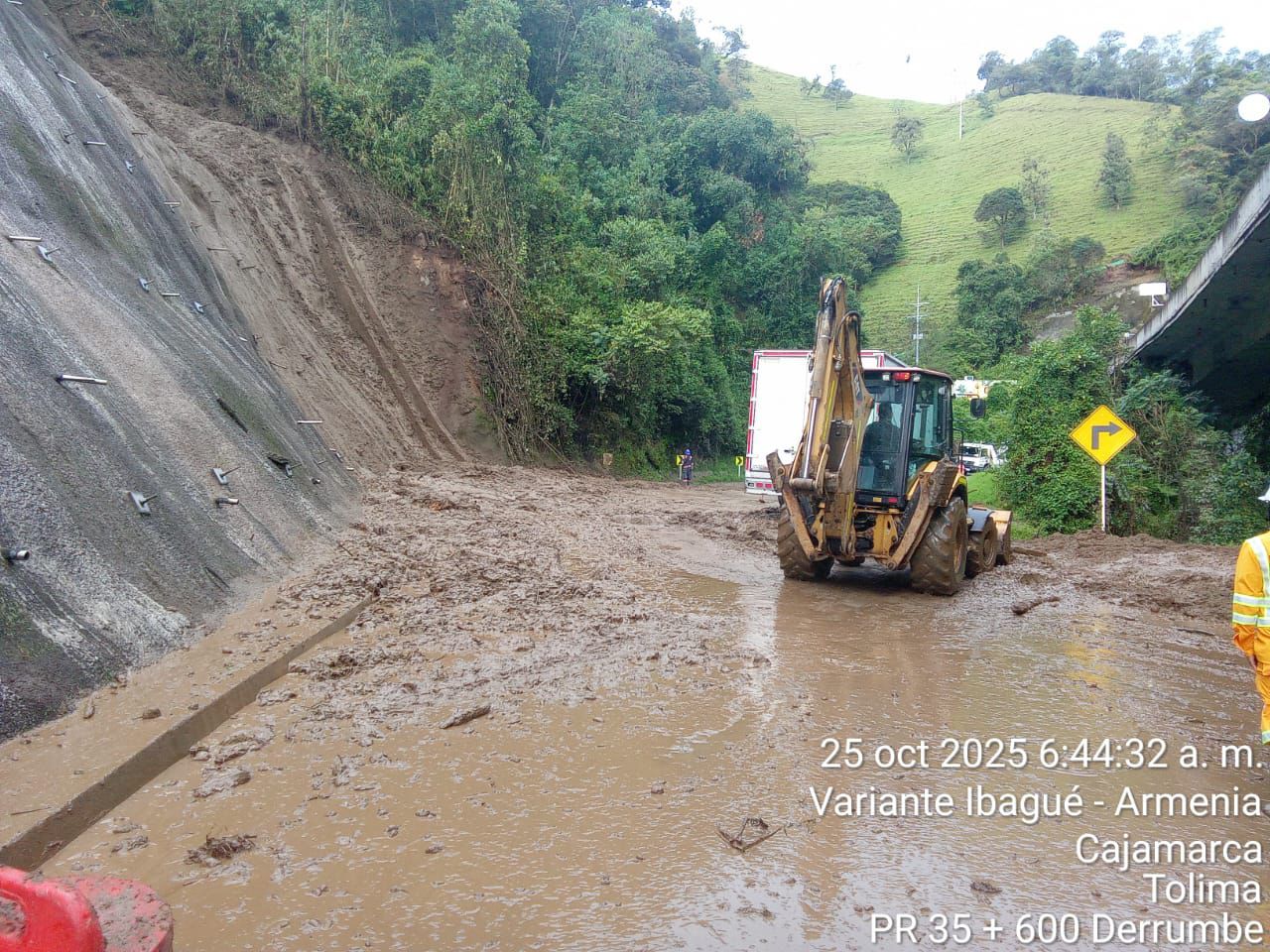 Continúa cerrada la vía Cajamarca – Calarcá por derrumbes