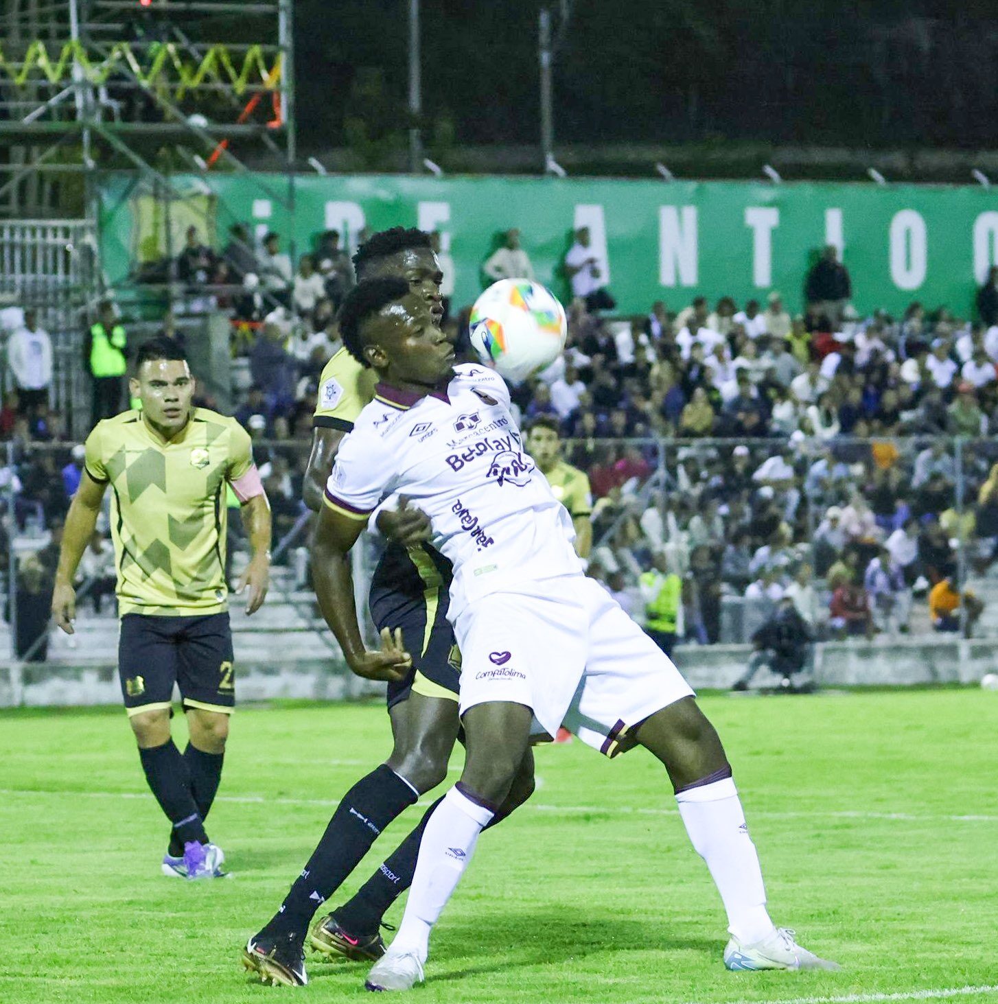 Victoria del Deportes Tolima ante Aguilas. Segundo en la tabla y punto invisible
