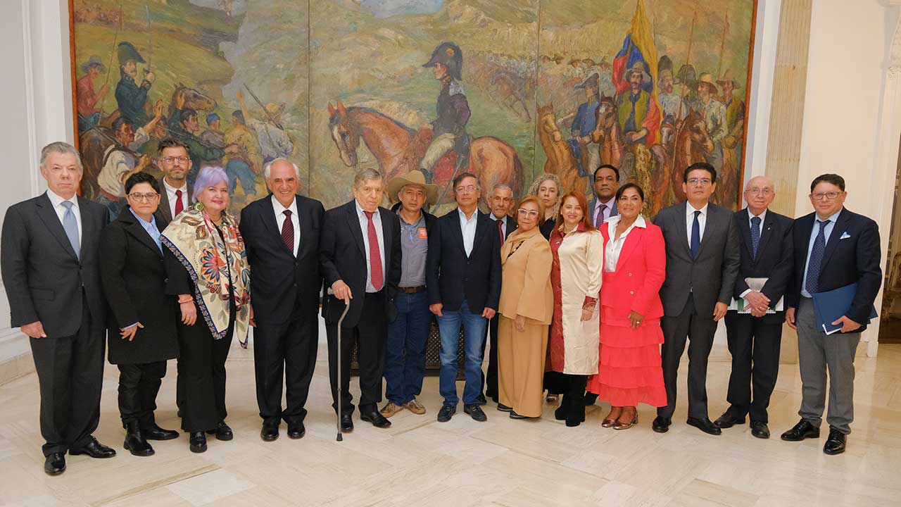 Petro fijó su postura internacional de diálogo, cooperación y consensos tras reunión con la Comisión Asesora de Relaciones Exteriores