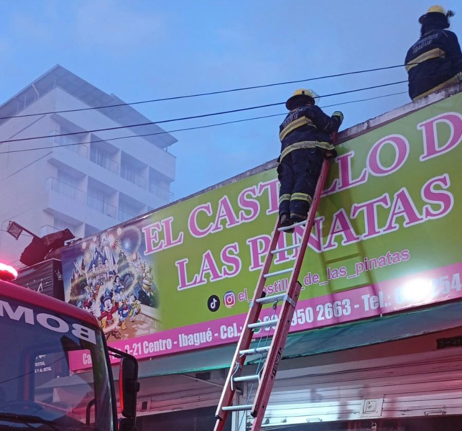 Millonarias pérdidas en incendio estructural en negocio de piñatería en el centro de Ibagué