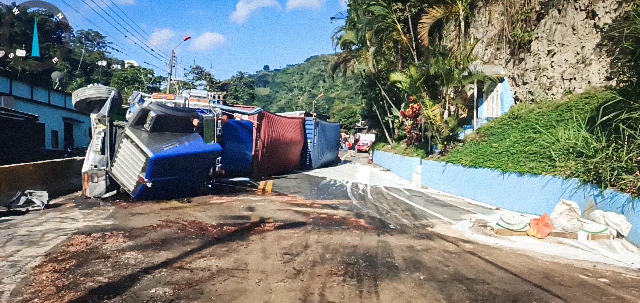 Tractocamión accidentado en Coello provocó derrame de látex de caucho natural a las aguas del Río Cocora