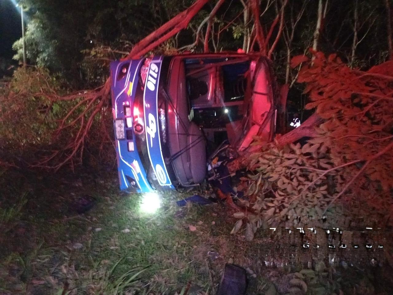 Tres personas fallecidas por volcamiento de un bus de pasajeros en la variante de Ibagué