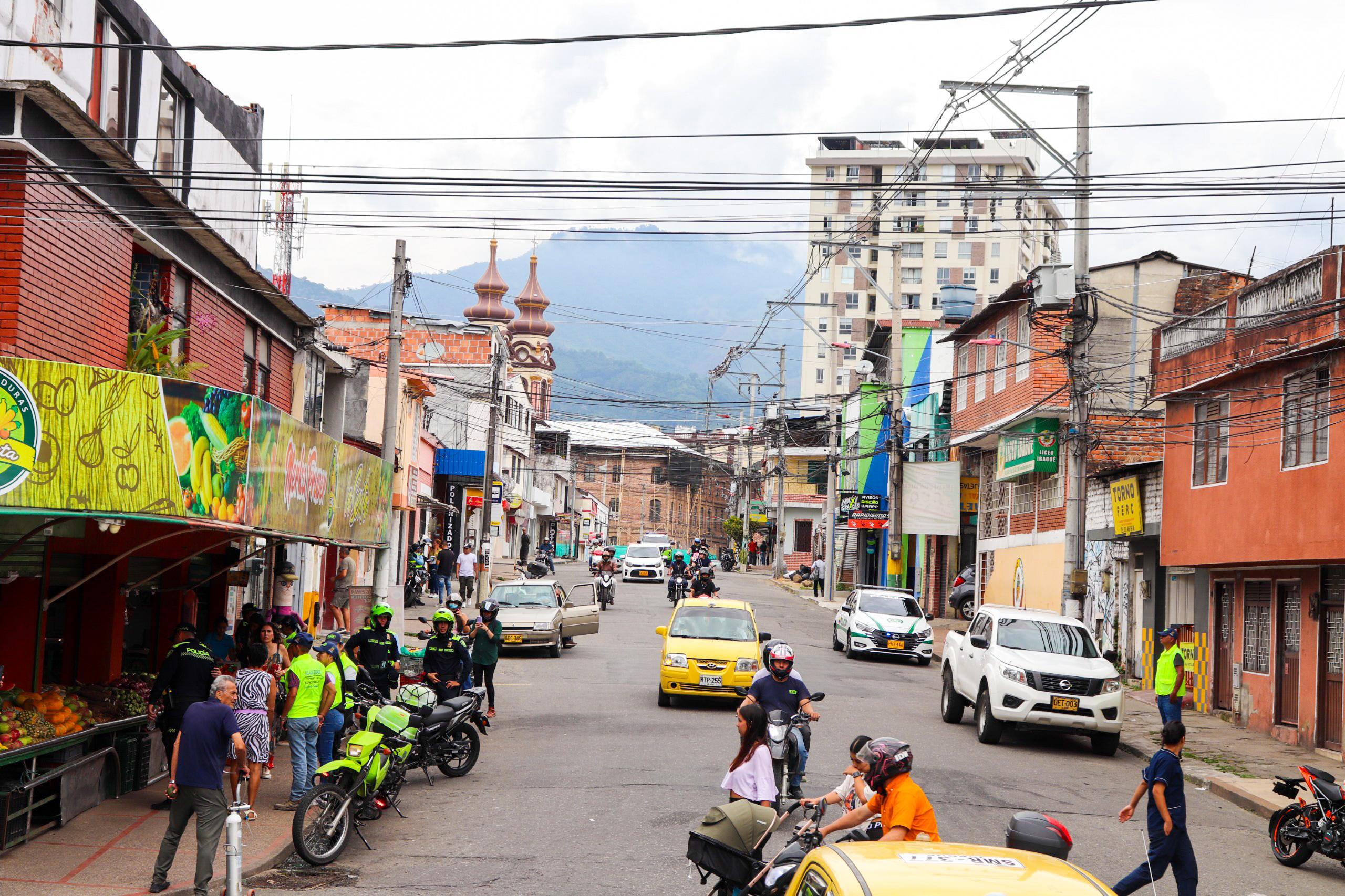 Por parquear en espacio público levantaron varios carros estacionados sobre la carrera sexta de Ibagué