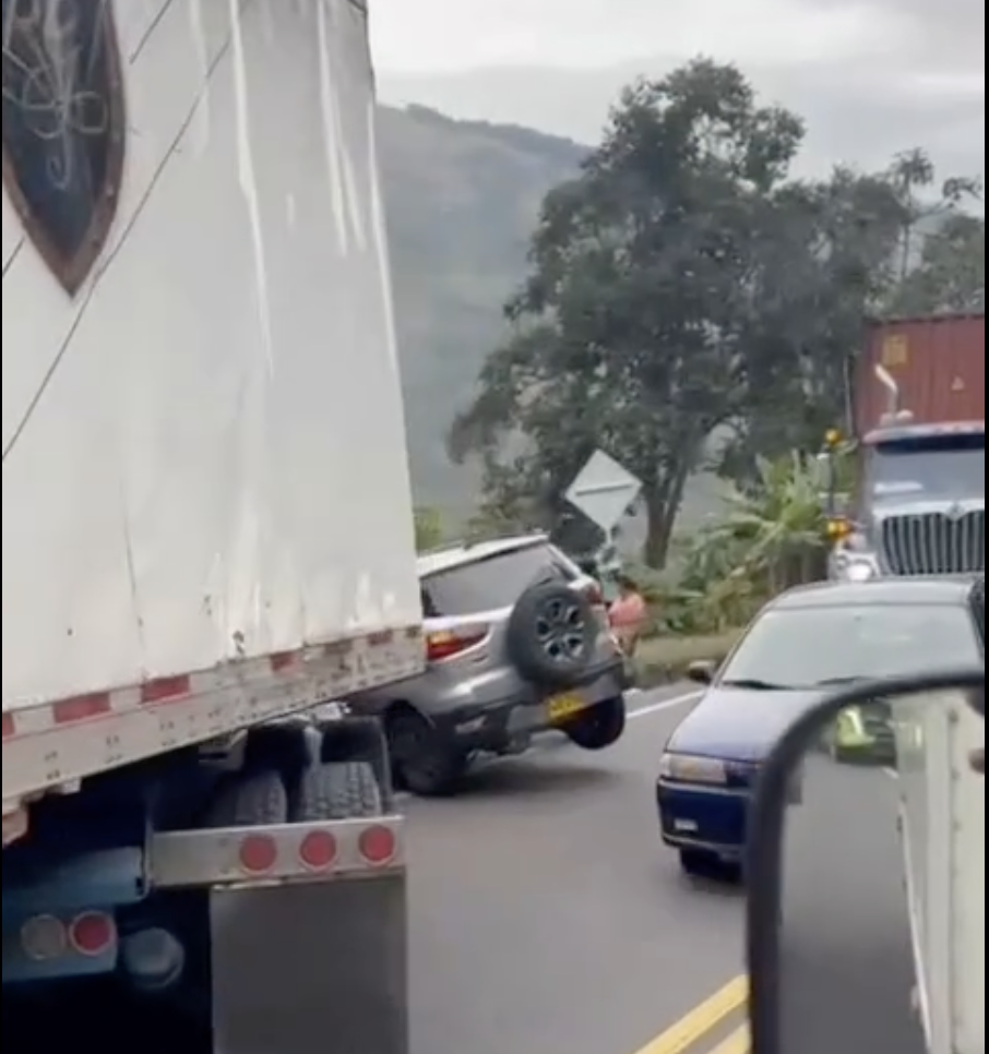 Tremendo accidente en la vía Ibagué Cajamarca genera caos en la movilidad